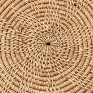 Cesta Redonda de Mimbre Tejida a Mano con Tapa con Lazo Decorativo, Caja de Mimbre Tradicional para Joyas, Decoración de Encimera de Fibra Natural - Product Image 3