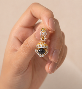 Boucles d'oreilles pendantes vintage en alliage de zinc plaqué or, perle naturelle, pierre d'onyx, accents de diamants, bijoux de mariage pour femmes, design en forme de cloche - Product Image 2