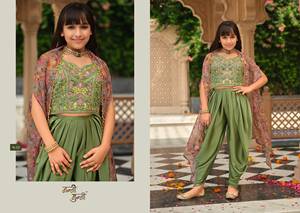 Mädchen Crop Seide Salwar Kameez Set Traditionelle Partykleidung Locker Sitzende Digital Bedruckte Kurti mit Satin-Hose und Blumen-Dupatta - Product Image 2