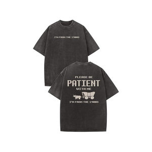 กรุณาอดทนกับฉัน ฉันมาจากยุค 1900 เสื้อยืดโอเวอร์ไซส์ลายวินเทจตลกๆ สำหรับผู้ชาย ผ้าฝ้ายล้างสีสไตล์เรโทร พิกเซลท็อป - Product Image 1