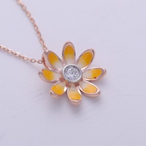 Pendentif Fleur de Marguerite en Émail Jaune avec Diamant de Laboratoire Certifié IGI, en Or 18K Plaqué Rhodium, Taille Brillant - Product Image 3