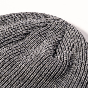 Gorro de punto personalizado con puño de tela acrílica, estilo urbano, con etiqueta tejida y logotipo, gorro de invierno suave para hombre, logotipo bajo demanda. - Product Image 6
