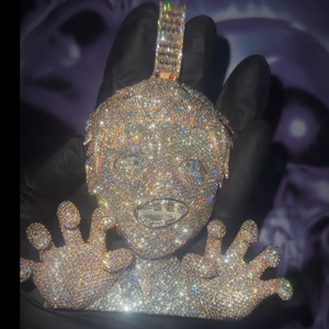 Pendentif de luxe motif visage de dessin animé entièrement serti de moissanite VVS, bijoux hip-hop avec design mains entièrement incrustées de diamants - Product Image 1