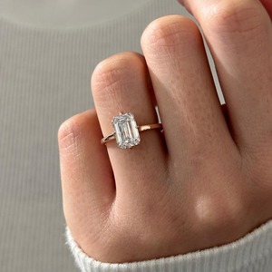 Bague de fiançailles unique en or 14k/18k avec diamant de laboratoire taille émeraude de 2,5 carats, sertie d'une bague de fiançailles en forme de boussole et d'un halo caché, certifiée IGI - Product Image 4