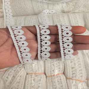 Encajes de Ganchillo Hechos a Mano de Lujo en Dorado, Diseño Ornamentado a Rayas, Bordado Tradicional en Malla, 17MM, para Sarees y Lehengas de Diseñador - Product Image 3