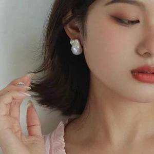 Boucles d'oreilles en perles d'eau douce baroques de 15-16 mm, bijoux à grosses perles irrégulières - Product Image 3