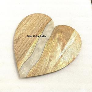 Planche à découper rectangulaire artisanale de grande taille en bois et résine, plateau de service pour charcuterie et fromages - Product Image 1