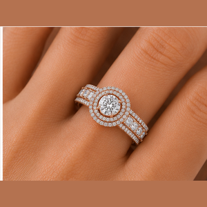 Anillo de Compromiso con Diamante de Laboratorio en Oro Rosa, Doble Halo Redondo en el Centro y Banda con Corte Princesa, Joyería Fina OEM ODM - Product Image 1