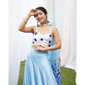 Ensemble Lehenga en satin peint à la main Amaira, col sans bretelles, tenue ethnique de mariage et de fête pour femmes, de la région du Rajasthan, toutes saisons - Product Image 2