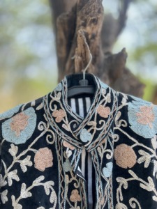 เสื้อแจ็คเก็ตผ้าฝ้ายดิบปักลายซูซานี งานแฮนด์เมด ตกแต่งด้วยผ้ากำมะหยี่แบบควิลท์ สไตล์โบโฮ - Product Image 2