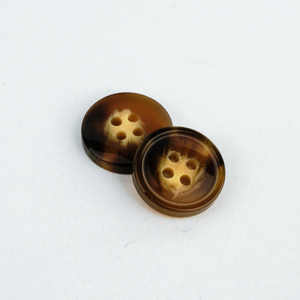 Botón de cuerno de búfalo de resina de poliéster de 4 agujeros y 3 colores personalizado YNS para abrigos personalizados y artesanías naturales - Product Image 2