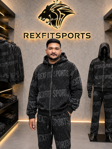 ชุดเซ็ตฮู้ดดี้ซิปสีดำสำหรับผู้ชาย REXFITSPORTS ลายพิมพ์ทั่วตัว สไตล์สปอร์ต สตรีทแวร์ กางเกงจ็อกเกอร์ขายาวพร้อมกระเป๋าข้าง - Product Image 1