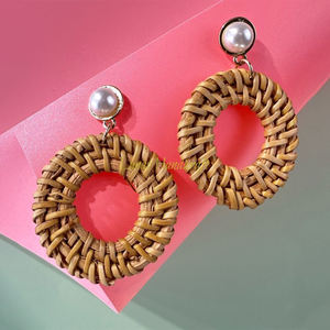 Pendientes de aro de ratán de forma redonda para mujer, accesorios de moda multicolores, joyería para exportación a granel - Product Image 1