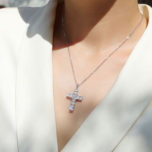 Pendentif Croix Plaqué Rhodium avec Pierres de Zircon Serties Griffe, Bijou Religieux, Collier Unisexe Tendance - Product Image 2