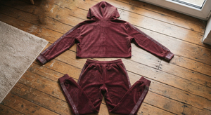 Conjunto Deportivo Corto para Mujer con Estampado de Diamantes de Imitación, 100% Algodón, Felpa Francesa de Alta Calidad, Sudadera Corta con Capucha y Pantalones Deportivos con Cintura Ajustable - Product Image 2