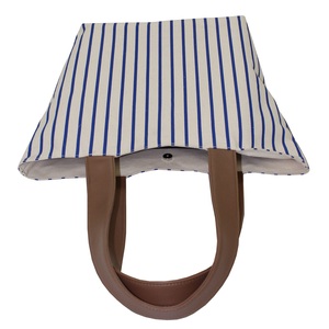 หูหิ้วหนัง บุด้วยผ้าทาฟต้า ปิดด้วยกระดุมแม่เหล็ก ผ้าแคนวาสธรรมชาติ 12 ออนซ์ ลายทางพิมพ์ทั่วผืน กระเป๋าโท้ท - Product Image 4