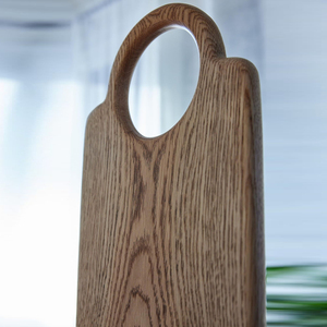 Planche à découper élégante en bois de chêne, avec un motif de grain audacieux et une grande poignée à trou rond, idéale pour couper les légumes. - Product Image 3