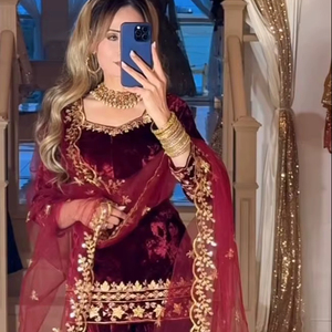 Elegante Lehenga Choli de Terciopelo Multicolor, Completamente Cosido, con un Nuevo Diseño Especial para Bodas, Fiestas de Compromiso y Eventos Especiales - Product Image 1