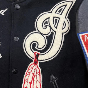 แจ็คเก็ตวาร์ซิตี้วินเทจสตรีทแวร์คุณภาพสูงสำหรับผู้ชาย คอตั้ง ปักลายหนังวัว ตัวอักษร ป้องกันลม หนังฟอก - Product Image 4