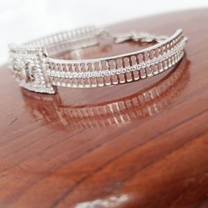 กำไลข้อมือเงินแท้ 925 รุ่น Revalia Vms40 ดีไซน์วินเทจรูปผีเสื้อประดับเพชรหลายแถว โรแมนติก เหมาะสำหรับผู้หญิง เป็นของขวัญสำหรับงานแต่งงานหรืองานปาร์ตี้ - Product Image 1