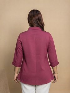 Camisa floral bordada para mujer de talla grande, le da un aspecto elegante para el uso diario. Compre directamente del proveedor a precio de mayoreo. - Product Image 2
