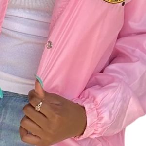 Veste rose pour femme, veste décontractée tendance avec détails brodés, vêtement d'extérieur léger, tenue élégante pour tous les jours - Product Image 3