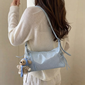 Sac fourre-tout tendance en cuir verni bleu clair avec rivets et fermeture éclair pour femme, idéal pour les trajets quotidiens et les voyages - Product Image 1