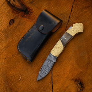 Cuchillo de bolsillo plegable de lujo hecho a mano de acero de Damasco con mango de hueso y latón grabado, con funda de cuero. Fabricante OEM ODM. - Product Image 1