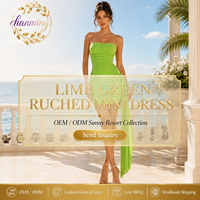 Robe sans manches, design dos nu moulant et tendance, idéale pour l'été à la plage ou sur les dunes de sable.