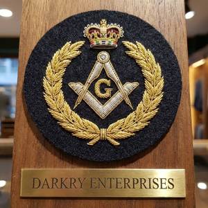 Parche de Bordado con Hilo Metálico para Regalia Masónica Personalizada, Fieltro Verde, Insignia de Logia con Corona Triangular Dorada, Accesorio de Uniforme - Product Image 3