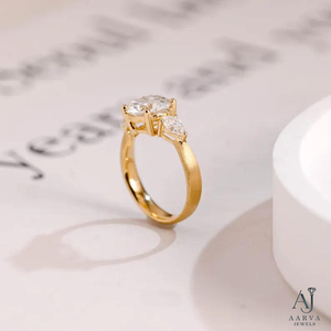Anillo de compromiso unisex chapado en oro con moissanita redonda brillante y corte de corazón y pera, engaste de garras, joyería de boda - Product Image 3