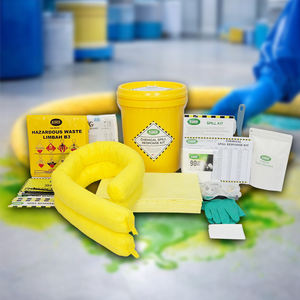 Kit de respuesta a derrames químicos de 20 litros tipo cubeta con almohadillas absorbentes, calcetines y EPP para derrames de ácidos, álcalis y químicos. - Product Image 1