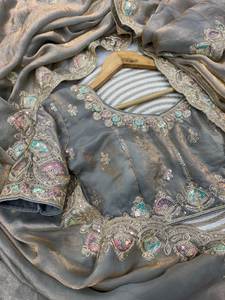 Sari largo drapeado de un minuto de largo, inspirado en celebridades, con hermoso trabajo de lentejuelas de doble color y bordado dori, con blusa. - Product Image 4