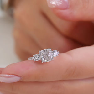 แหวนหมั้นทรงคุชชั่นที่ดีที่สุด เพชรเพาะเลี้ยง ได้รับการรับรองจาก IGI สี D E F ความสะอาดระดับ VVS VS ตัวเรือนทองคำ ทองชมพู ทองขาว เงิน - Product Image 5