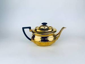 Théière en métal doré avec couvercle et poignée, design moderne et luxueux, bouilloires et pots à eau - Product Image 1