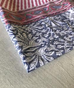 ผ้าฝ้ายพิมพ์ลายด้วยมือ – ลายดอกไม้สีเทาพิมพ์เต็มผืนพร้อมขอบสีแดงตัดกัน ผ้าพื้นเมืองอินเดีย - Product Image 3