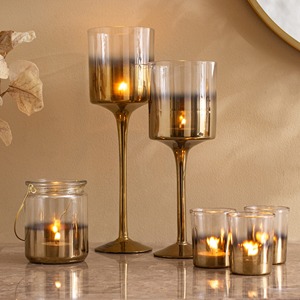 Portavelas de metal y vidrio que añaden encanto a balcones y patios. Las perforaciones intrincadas permiten que la luz se difumine de forma hermosa. - Product Image 3
