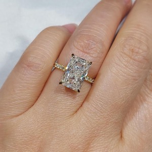 Anillo de Compromiso de Moissanita con Corte Radiante de 5 Quilates, Oro Amarillo, Engaste de Puntas, Estilo Clásico, Anillo Fino para Mujer - Product Image 6