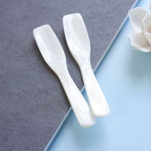 Cuillère à caviar en nacre écologique, faite à la main, cuillère de service de luxe en coquille pour les amateurs de caviar et les hôtels - Product Image 1