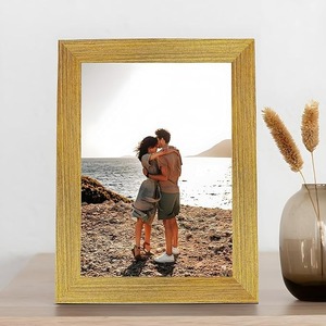 Cadre photo en bois artisanal au design intemporel pour portraits de famille, souvenirs de mariage et décoration intérieure - Product Image 4