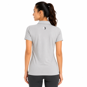 Camiseta polo moderna para mujer con tela transpirable, un cuello elegante y un ajuste cómodo, lo que la convierte ideal para días informales y viajes. - Product Image 3