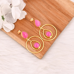 Boucles d'oreilles pendantes en laiton plaqué or avec pierre précieuse calcédoine fuchsia, style vintage, bijoux faits à la main pour femmes - Product Image 3