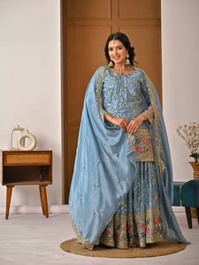 Ensemble Sharara de style pakistanais haut de gamme, Kurta en soie pure avec dupatta brodée, tenue ethnique pour fêtes et occasions spéciales - Product Image 1