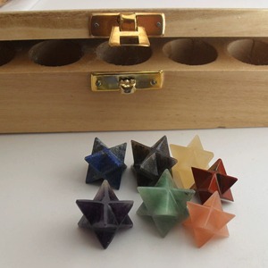 Set de Sanación con Pirámide Merkaba de Siete Chakras, Caja de Madera, Piedras Naturales, Venta al por Mayor, Amayra Crystals Exports INDIA - Product Image 1