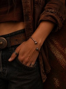 กำไลข้อมือทองแดงแท้ทำมือ งานฝีมือทองแดงแท่ง ปลายทรงกลม เครื่องประดับบำบัดแบบชนเผ่า สำหรับผู้ชายและผู้หญิง แบบเรียบง่าย รับผลิตตามแบบ OEM - Product Image 2