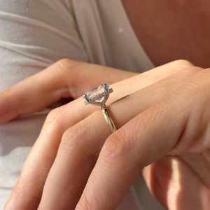Bague de fiançailles ovale en diamant de laboratoire de 3 carats avec halo caché, bague minimaliste bicolore en diamant, or jaune 14 carats, certifiée IGI - Product Image 4