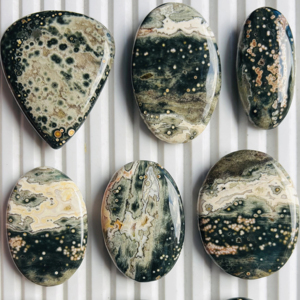 Jaspe océanique de haute qualité, collection de cabochons en pierres précieuses brutes de formes et de tailles variées pour la création de bijoux - Product Image 1
