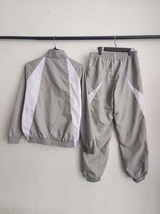 Oferta Caliente: Conjunto Cortavientos Personalizado de Alta Calidad para Mujer - Chaqueta con Cremallera y Pantalón Jogger a Rayas - Product Image 3