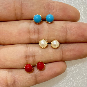 Pendientes de botón RAY FINE ORNATES de latón chapado en oro con gema en forma de bola certificada por IGI, modernos, minimalistas, elegantes para uso diario - Product Image 1