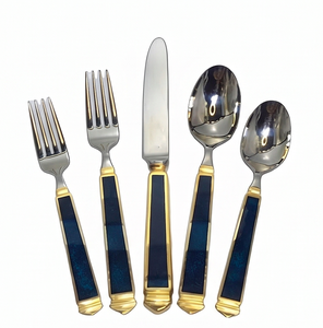 Ensemble de couverts élégants en métal avec poignées incrustées de bleu, finition miroir haute brillance, passe au lave-vaisselle, idéal pour les mariages et les dîners - Product Image 1